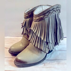 FREEBIRD TONTO BY STEVEN RANGER Beige DISTRESSED FRINGE BOOTIES Zip Sz 6 Women